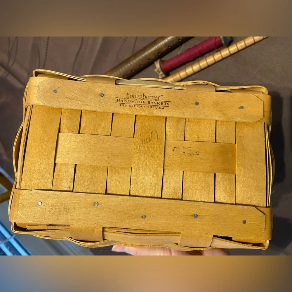 Longaberger basket 2005, comes with vintage wooden bobbin spools (6 spools)